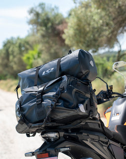 Bolsa LS2 Move Ahead Roll Bag 30L fijada a la moto | MOTOBIKE RIOJA