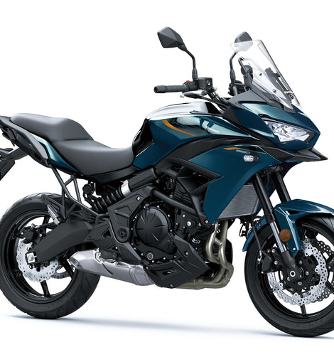Kawasaki Versys 650 2026 azul profundo, vista frontal derecha